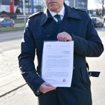 Prezes Marcin Moskwa pokazuje dziennikarzom dokument - zawiadomienie o możliwości nadużywania pozycji przez Orlen wraz z wnioskiem o wszczęcie postępowania wyjaśniającego