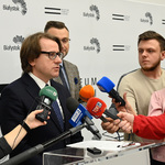 Dyrektor Muzeum Pamięci Sybiru prof. dr hab. Wojciech Śleszyński odpowiada na pytania dziennikarzy podczas konferencji prasowej