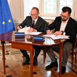 Zastępca prezydenta Zbigniew Nikitorowicz oraz Tomasz Wojtkiewicz Prezes firmy NextBike Polska podpisują umowę