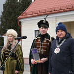 Prezydent Tadeusz Truskolaski z tegorocznymi maturzystami podczas miejskiej studniówki