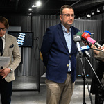 Zastępca prezydenta Rafał Rudnicki przemawia podczas konferencji prasowej