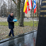 Zastępca prezydenta Przemysław Tuchliński stawia znicz przy pomniku ofiar Holokaustu