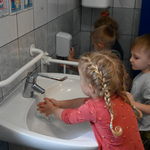 Dzieci myją ręce