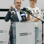 Grzegorz Kuczyński z Fundacji Białystok Biega prezentuje okolicznościowy medal