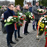 Posłowie składają kwiaty przy pomniku