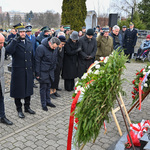 Zastępca prezydenta Przemysław Tuchliński wraz z uczestnikami uroczystości   oddaje cześć ofiarom deportacji