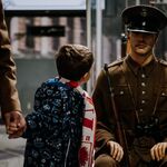 Chłopiec zwiedza wystawę w Muzeum Wojska