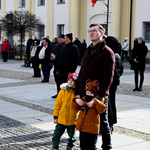 Ojciec z dziećmi podczas uroczystości przy pomniku Marszałka Piłsudskiego