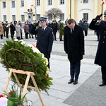 Zastępca prezydenta Rafał Rudnicki oddaje cześć przy pomniku Marszałka Piłsudskiego