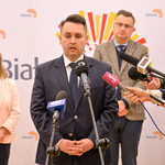 Zastępca prezydenta Przemysław Tuchliński przemawia podczas konferencji prasowej