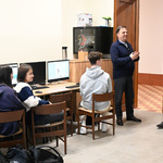 Zastępca prezydenta Rafał Rudnicki odwiedza uczniów VI Lo podczas zajęć szkolnych