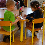 Dziewczynka i chłopiec podczas zabaw w przedszkolu