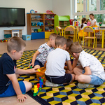 Dzieci bawią się w przedszkolu