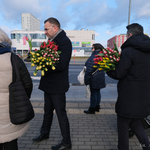 Zastępca prezydenta Rafał Rudnicki wręcza tulipany Białostoczankom