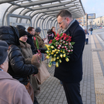 Zastępca prezydenta Rafał Rudnicki wręcza tulipany Białostoczankom