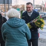 Zastępca prezydenta Rafał Rudnicki wręcza tulipany Białostoczance