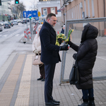 Zastępca prezydenta Rafał Rudnicki wręcza tulipany Białostoczance