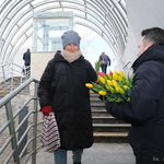 Zastępca prezydenta Przemysław Tuchliński wręcza tulipany Białostoczance
