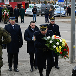 Zastępca prezydenta Przemysław Tuchliński składa wieniec i stawia znicz. Asystują przedstawiciele Straży Pożarnej i Straży Miejskiej