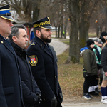 Zastępca prezydenta Przemysław Tuchliński składa wieniec. Asystują przedstawiciele Straży Pożarnej i Straży Miejskiej