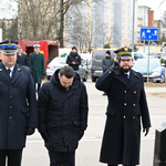 Zastępca prezydenta Przemysław Tuchliński oddaje cześć Asystują przedstawiciele Straży Pożarnej i Straży Miejskiej