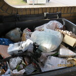 odpady zmieszane w pojemniku