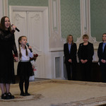 Dziewczynki śpiewają podczas uroczystości
