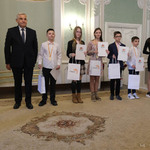 Prezydent Tadeusz Truskolaski wraz z laureatami konkursu