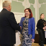 Prezydent Tadeusz Truskolaski gratuluje laureatce