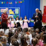 Prezydent Tadeusz Truskolaski wita się z przedszkolakami