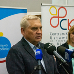 Prezydent Tadeusz Truskolaski odpowiada na pytania dziennikarzy podczas konferencji prasowej