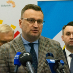 Zastępca prezydenta Rafał Rudnicki przemawia podczas konferencji prasowej