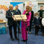 Prezydent Tadeusz Truskolaski wręcza sprzęt komputerowy