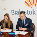 Zastępca prezydenta podpisuje umowę z Sylwią Szczerbińską