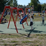 Dzieci podczas zabaw na placu przy szkole