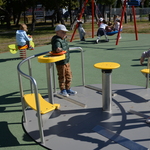 Dzieci podczas zabaw na placu przy szkole