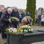 Mieszkańcy Białegostoku stawiają znicz upamiętniający ofiary zbrodni sowieckiej