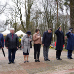 Zastępca prezydenta Rafał Rudnicki wraz z uczestnikami uroczystości oddaje cześć ofiarom