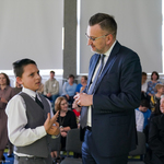 Zastępca prezydenta Rafał Rudnicki rozmawia z chłopcem