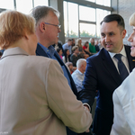 Zastępca prezydenta Przemysław Tuchliński wita się z darczyńcami