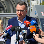 Zastępca prezydenta Rafał Rudnicki odpowiada na pytania dziennikarzy podczas konferencji prasowej