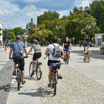 Rowerzyści jadą na rowerach po centrum Białegostoku