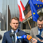 Poseł na Sejm RP Krzysztof Truskolaski przemawia podczas konferencji prasowej