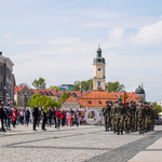 Reprezentacja Wojska Polskiego przechodzi przed Pomnik Marszałka Piłsudskiego