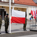 Poczet flagowy wciąga flagę na maszt