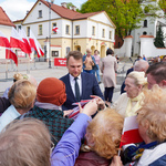 Poseł na Sejm RP Krzysztof Truskolaski wręcza flagi białostoczanom