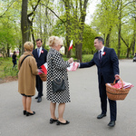 Zastępca prezydenta Przemysław Tuchliński wręcza białostoczanom flagi
