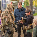 Żołnierz prezentuje broń chłopcu podczas Nocy Muzeów w Białymstoku