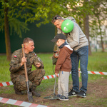 Żołnierz prezentuje chłopcu sprzęt wojskowy podczas Nocy Muzeów w Białymstoku