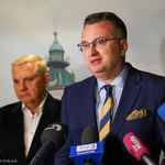 Zastępca prezydenta Rafał Rudnicki prowadzi konferencję prasową